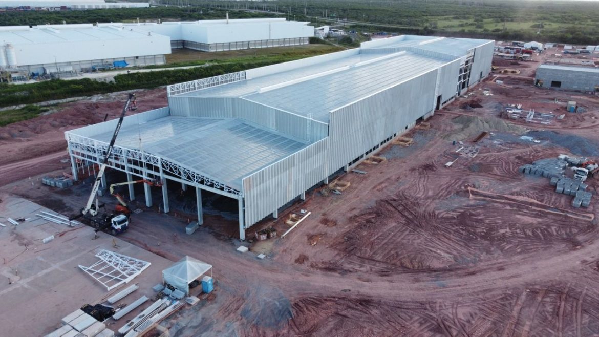 Com investimentos de R$ 165 milhões, Eternit inaugura fábrica de telhas fotovoltaicas no Ceará