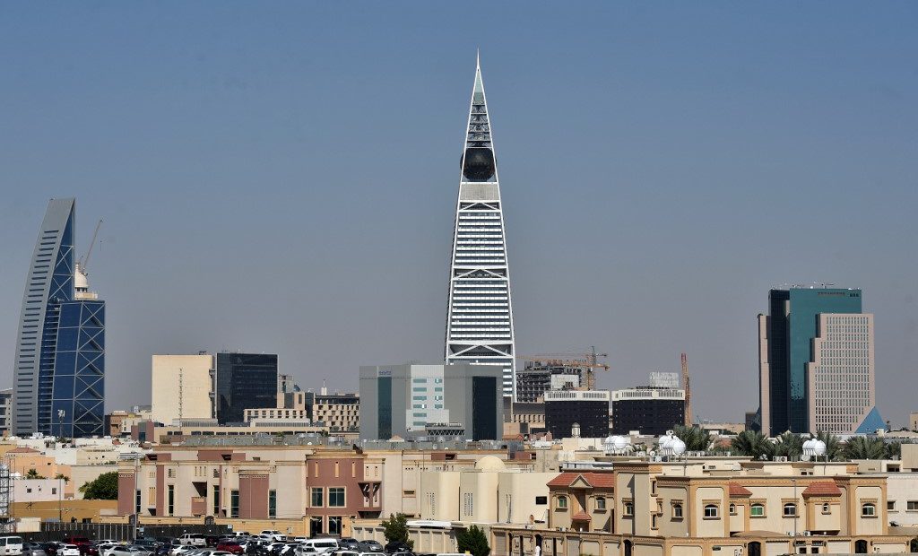Arábia Saudita e Rússia aprofundam cortes na oferta de petróleo e preços sobem