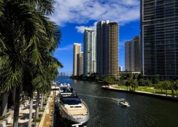 Empresa de Miami ocupa espaço deixado por bancos de Wall St na América Latina