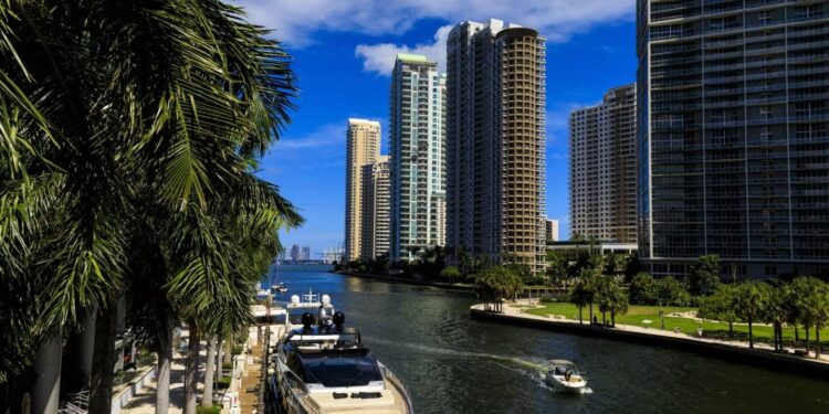 Empresa de Miami ocupa espaço deixado por bancos de Wall St na América Latina