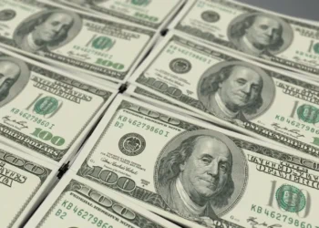 Dólar bate nos R$ 4,90 em dia de aversão global ao risco, com cautela pela economia norte-americana