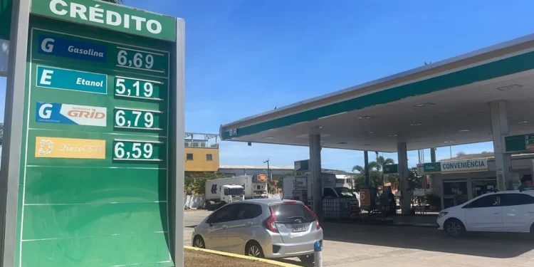 Preço da gasolina comum chega a R$ 6,69 em Fortaleza após novo aumento
