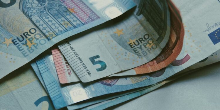 Euro: Moeda está à beira do desastre final, enquanto BCE faz apostas arriscadas