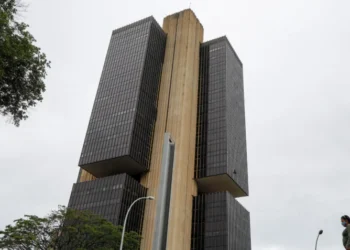 Bancos centrais pelo mundo se unem no discurso de juros “mais altos por mais tempo”