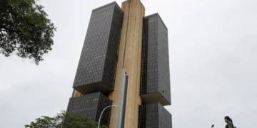 Bancos centrais pelo mundo se unem no discurso de juros “mais altos por mais tempo”