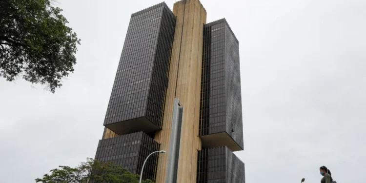 Bancos centrais pelo mundo se unem no discurso de juros “mais altos por mais tempo”