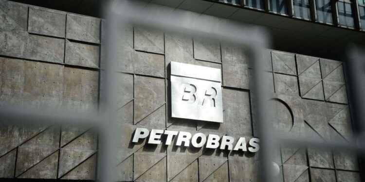 Petrobras eleva querosene de aviação em 21,4%; terceira alta mensal seguida