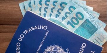 O que é o décimo terceiro salário? Quem recebe?
