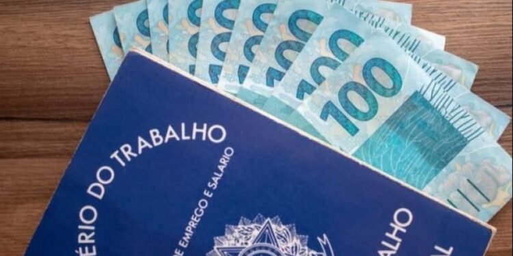 O que é o décimo terceiro salário? Quem recebe?