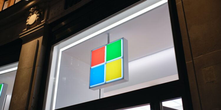 Microsoft considerou investir bilhões de dólares na Apple para competir com o Google