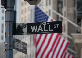 Como ficam os investimentos em ações dos EUA e Treasuries após Fed manter taxa de juros?