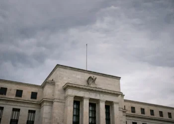 Taxas futuras de juros no Brasil têm queda firme com busca por proteção nos Treasuries e discurso brando do Fed