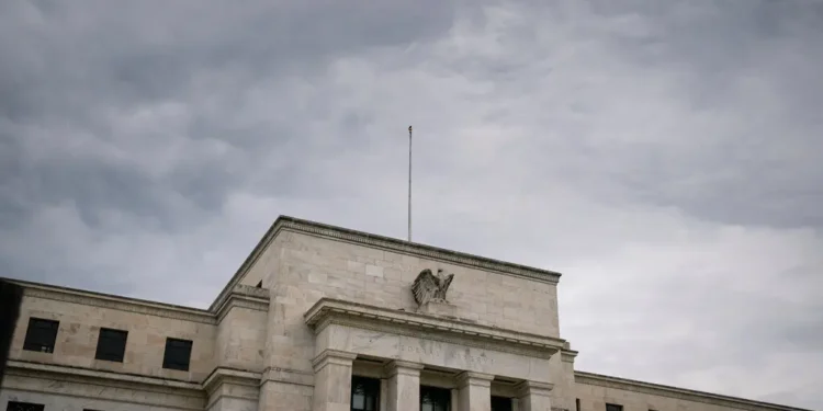 Taxas futuras de juros no Brasil têm queda firme com busca por proteção nos Treasuries e discurso brando do Fed