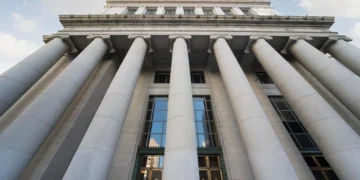 Fed vê trajetória da economia dos EUA como “altamente incerta”, diz ata do Fomc