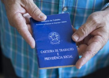 Taxa de desemprego fica em 7,7% no trimestre até setembro, afirma IBGE