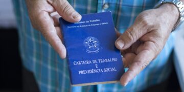 Taxa de desemprego fica em 7,7% no trimestre até setembro, afirma IBGE