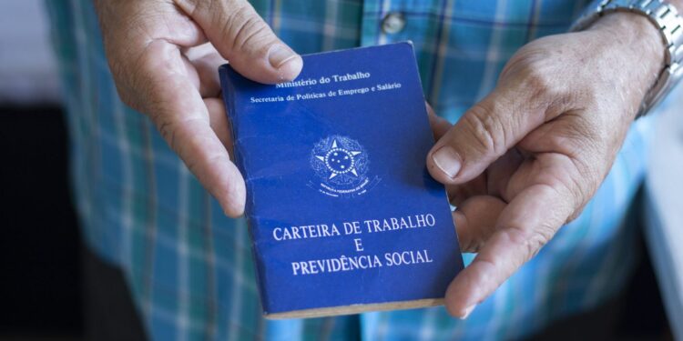 Taxa de desemprego fica em 7,7% no trimestre até setembro, afirma IBGE
