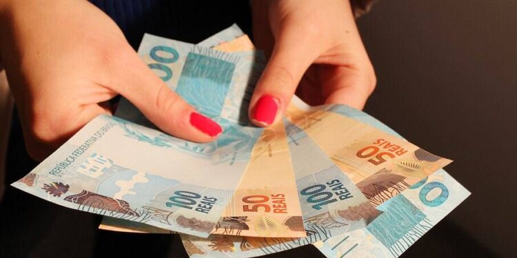 O que fazer com o dinheiro do 13º salário: amortizar dívida ou investir?