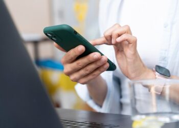 Pix avança em pagamento de pessoas para empresas