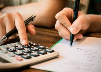 Educação financeira: entenda como preparar o adolescente para um futuro independente