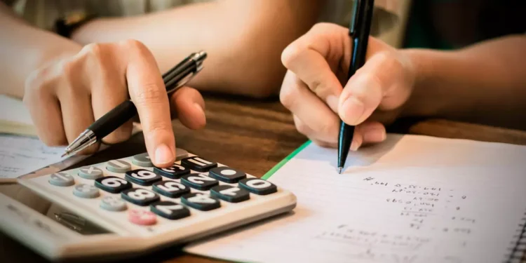 Educação financeira: entenda como preparar o adolescente para um futuro independente