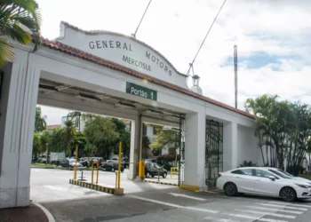 General Motors fica no Brasil e pode investir em híbridos