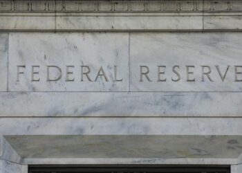 Diretora do Fed diz que economia está razoavelmente resiliente e que riscos e choques são monitorados