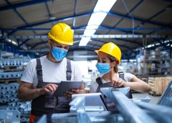 Na contramão de outros setores da economia, a indústria não sai do lugar