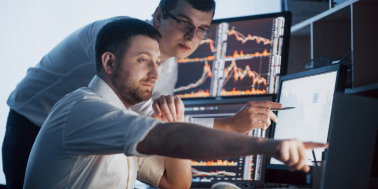 5 fatores a monitorar de perto para investir bem em 2024