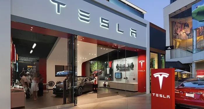 Tesla vai aumentar salários de funcionários nos Estados Unidos; ações caem 3%