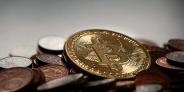 Bitcoin chega aos US$ 43 mil após estabilização de resgates do ETF da Grayscale