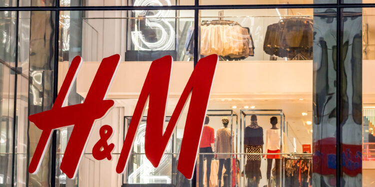 Turbilhão de notícias afunda ações da H&M