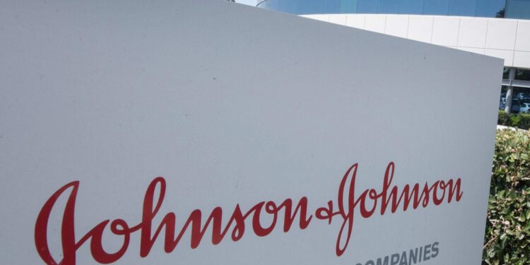 Resultados da Johnson & Johnson superam expectativas, mas ações caem 3% em NY