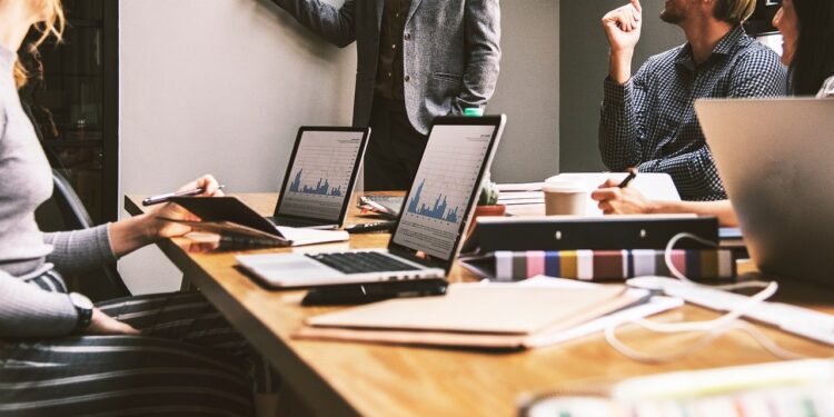 Como o crescimento da economia impulsiona o marketing das empresas