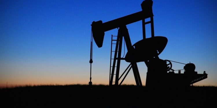 Ações de empresas de petróleo caem no exterior em reação ao tombo da commodity
