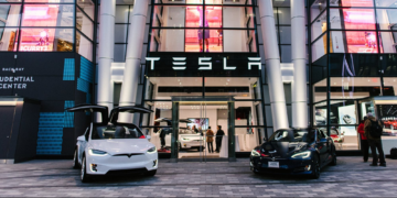 Tesla: lucro por ação em 2023 vem acima das expectativas, mas receita fica abaixo; ações caem