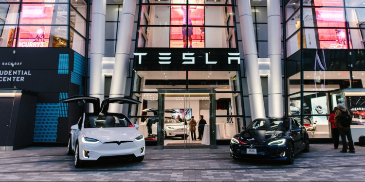 Tesla: lucro por ação em 2023 vem acima das expectativas, mas receita fica abaixo; ações caem