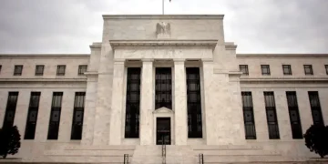 Fed mantém juro alto para impulsionar redução da inflação