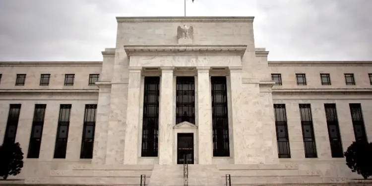 Fed mantém juro alto para impulsionar redução da inflação