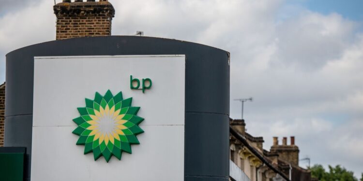 BP supera expectativas de lucro do 4º tri de 2023 e anuncia processo de simplificação na empresa