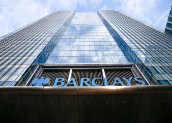 Banco britânico Barclays adota novas restrições no financiamento de projetos de petróleo e gás