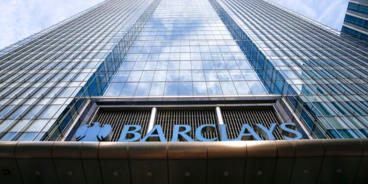 Banco britânico Barclays adota novas restrições no financiamento de projetos de petróleo e gás