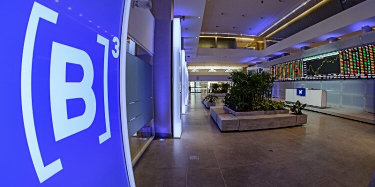 Estrangeiros já resgataram quase um terço dos investimentos de 2023 e levam déficit anual a R$ 14,02 bi na B3