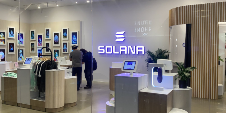 Rede de criptomoeda que subiu 900% tem recorde de transações: o que está acontecendo na Solana?