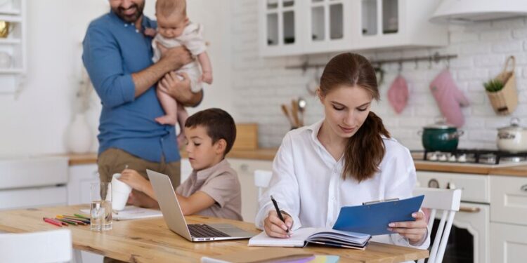 Vai empreender ou já é empreendedora? Confira dicas para conciliar o trabalho, família e bem-estar