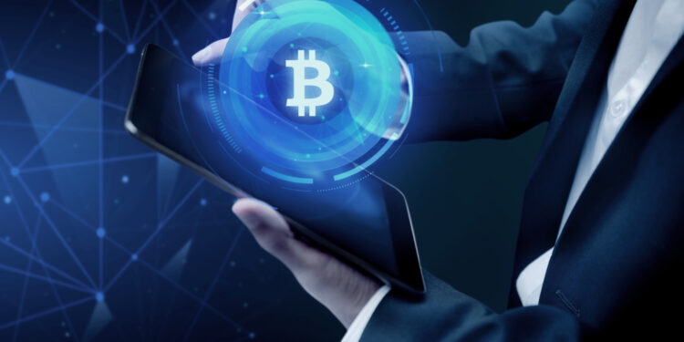 Bitcoin ultrapassa US$ 43 mil, mas outra criptomoeda se destaca com alta de 44%