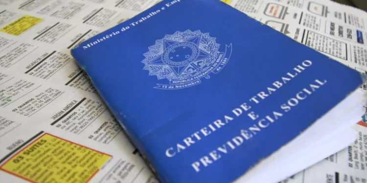 Taxa de desemprego no Brasil fica estacionada em 7,6% no 4º tri