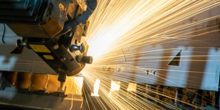 Produção industrial avança 1,1% em dezembro e volta a crescer em 2023, diz IBGE