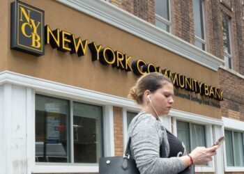 Após prejuízo e aquisição de banco falido, ações do NYCB registram enorme queda em Nova York