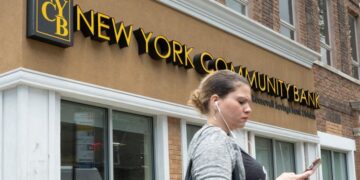 Após prejuízo e aquisição de banco falido, ações do NYCB registram enorme queda em Nova York